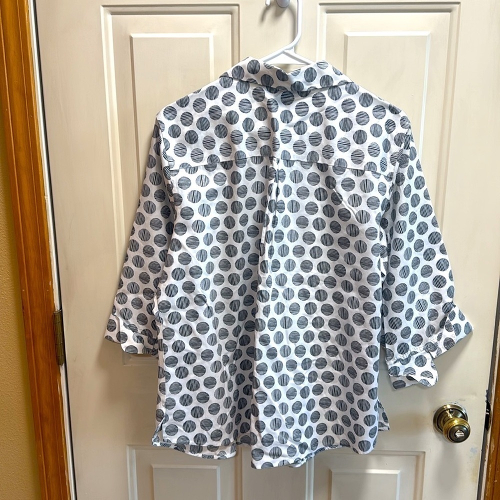 NWOT Chicos Polka Dot Button-Up No Iron Cotton Blouse size 3 / 16 - Picture 2 of 7